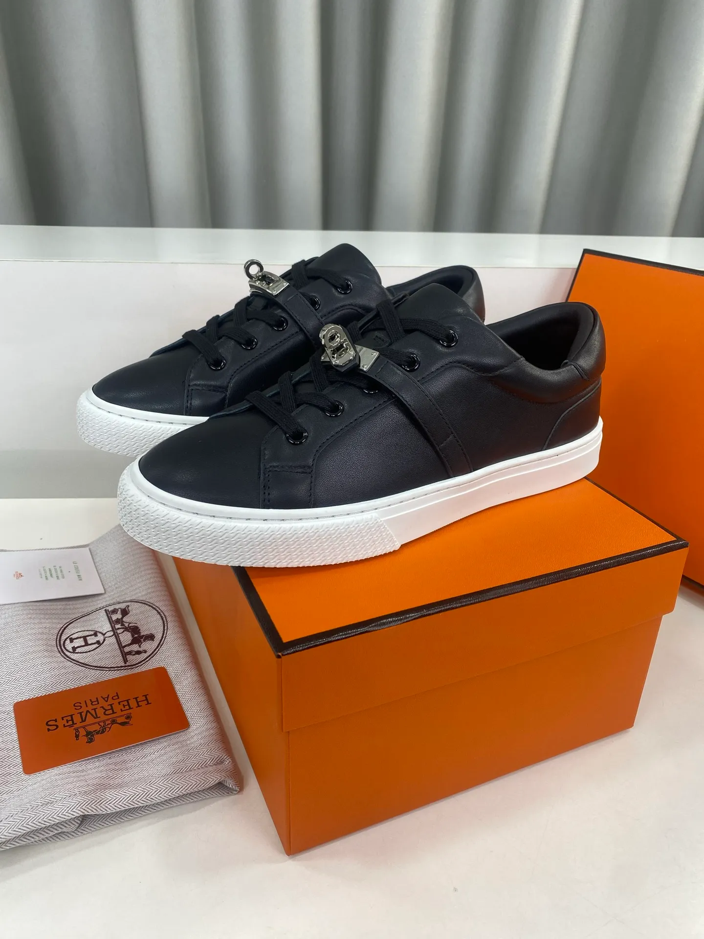 👟👟Ex-factory price 540👟👟 Men's size +10 Hermes Classic Series Couple Style Casual Sports Shoes Skateboard Shoes ☑️ Calfskin Sports Shoes Super Light Sole Introduction Attractive Made in Italy The back of the shoe is decorated with Hermès classic locks to continue the brand design inspiration. Stroll around the city lightly and feel free and comfortable. Exquisite packaging at the delivery counter 🛍📦 ▪️Material: Original customized imported cowhide material ▪️Inner lining Original customized soft sheepskin ▪️Sole Original open-molded non-slip rubber outsole ▪️Sole thickness: 2cm ▪️Size: 35-45 (customized for women’s size 40, men’s size 45)